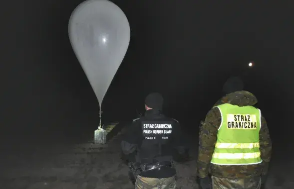 Польскія памежнікі каля метэазонда з цыгарэтамі, ілюстрацыйнае фота
