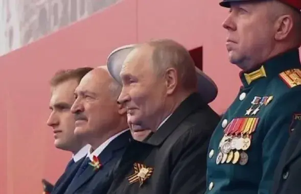 На парадзе
