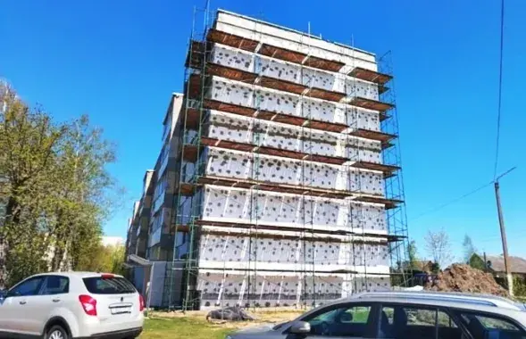 Дом, дзе быў мурал з партрэтам Караткевіча
