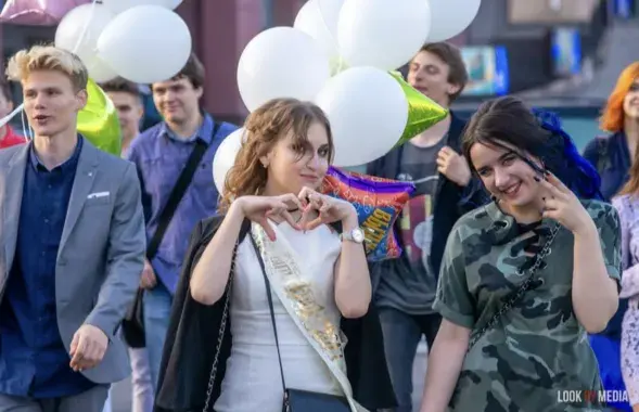 Моладзь падчас святкавання школьнага выпускнога
