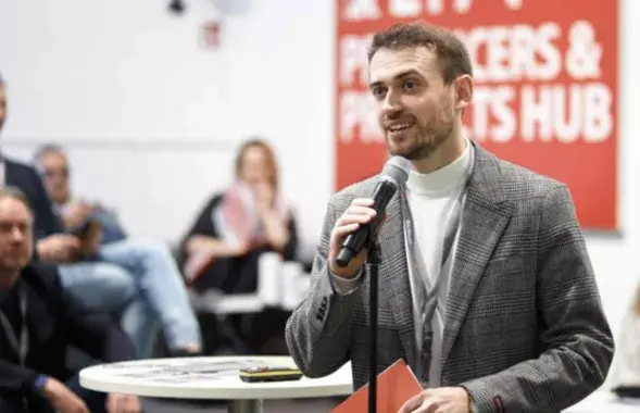 Аляксей Палуян падчас публічнага выступу
