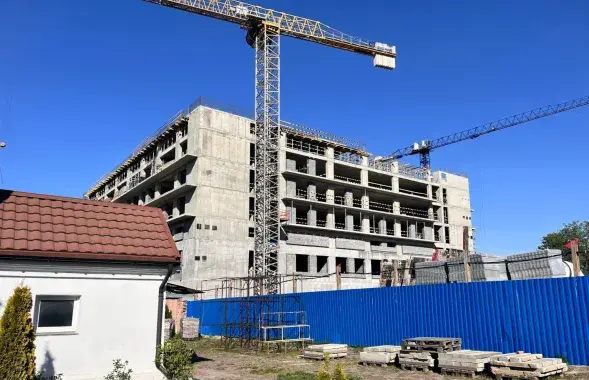 Будынак каля касцёла святога Роха
