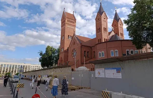 Чырвоны касцёл падчас рамонту
