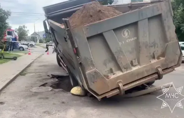 Самосвал на улице Гая
