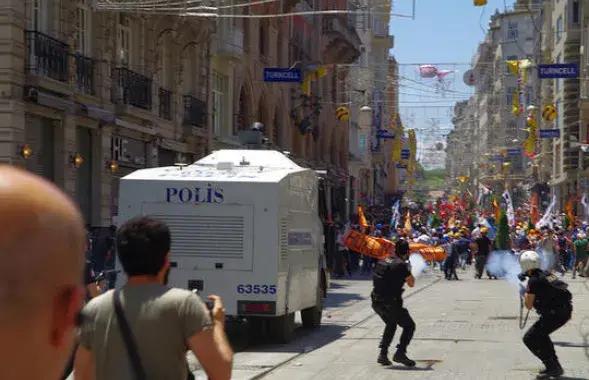 У Стамбуле спецназ разагнаў дэманстрантаў вадзянымі гарматамі (відэа)