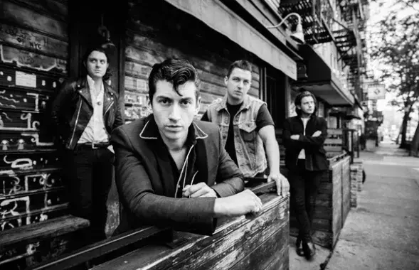 Arctic Monkeys знялі кліп пра п'яныя галюцынацыі свайго фронтмэна (відэа)