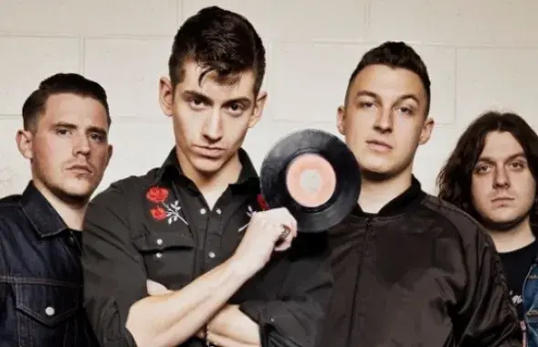 Arctic Monkeys знялі кліп пра п'яныя галюцынацыі свайго фронтмэна (відэа)