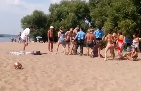 На нудысцкім пляжы АМАП накінуўся на мужчыну на мыліцах (поўнае відэа)