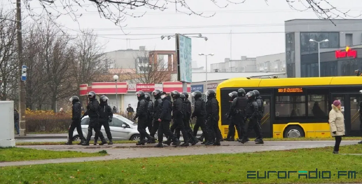 Грамадскі транспарт і сілавікі ў Мінску / З архіву Еўрарадыё
