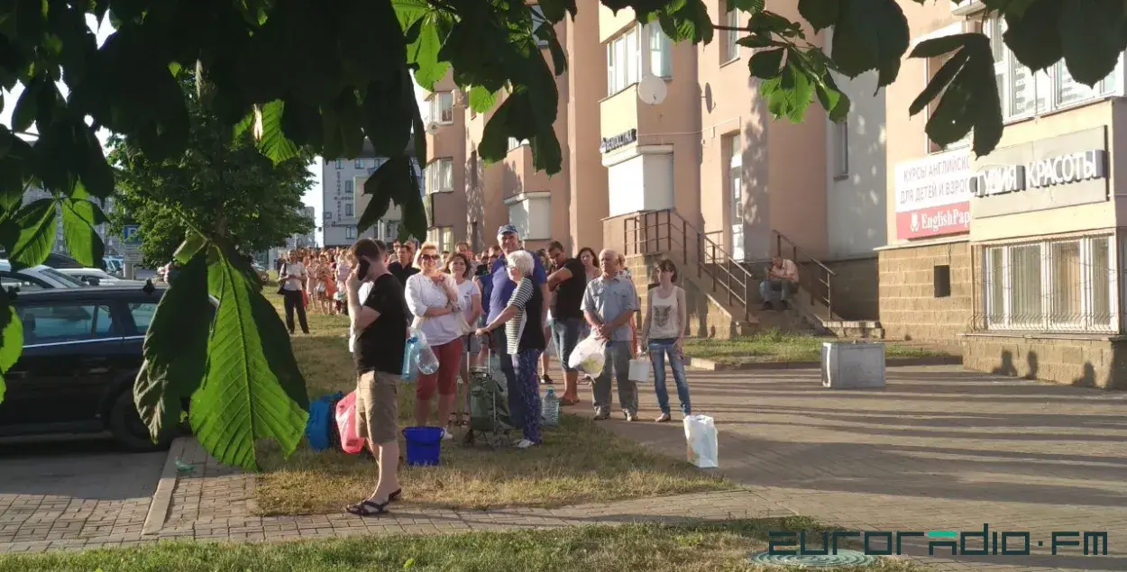 Люди ждут подвоза воды в Сухарево в Минске, июнь 2020-го / Из архива Еврорадио​
