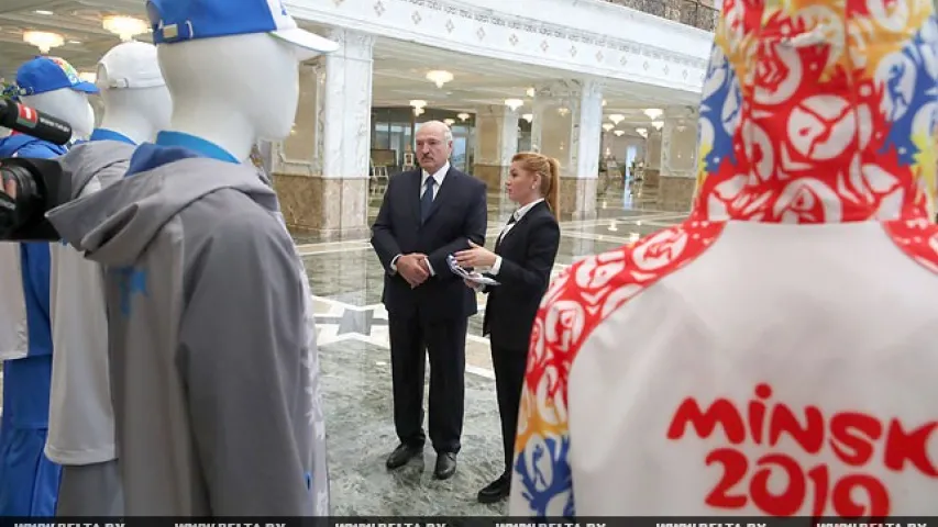 Лукашэнка паглядзеў форму, у якой выступяць беларускія спартсмены на Еўрагульнях
