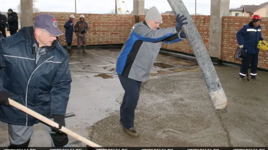 У зале харэаграфіі ў Лукашэнкі загразлі ногі ў бетоне (фота)