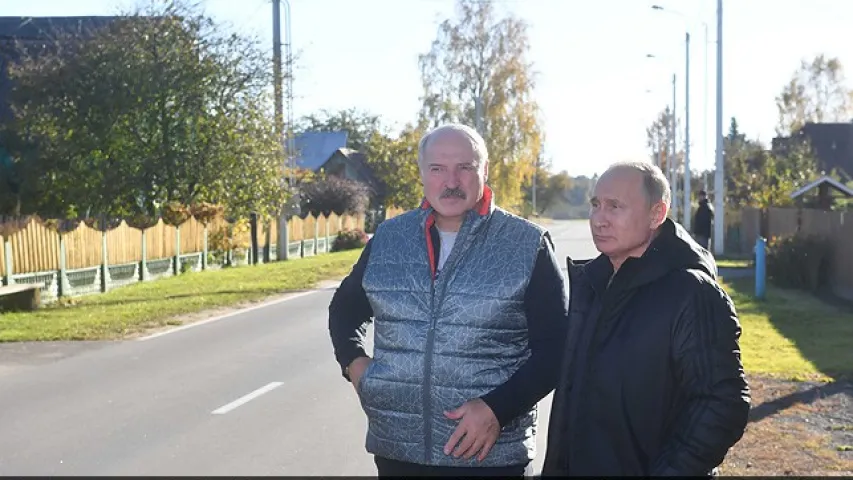 Лукашэнка вазіў Пуціна па пустых вуліцах Александрыі на аўтамабілі ГАЗ-69 (фота)