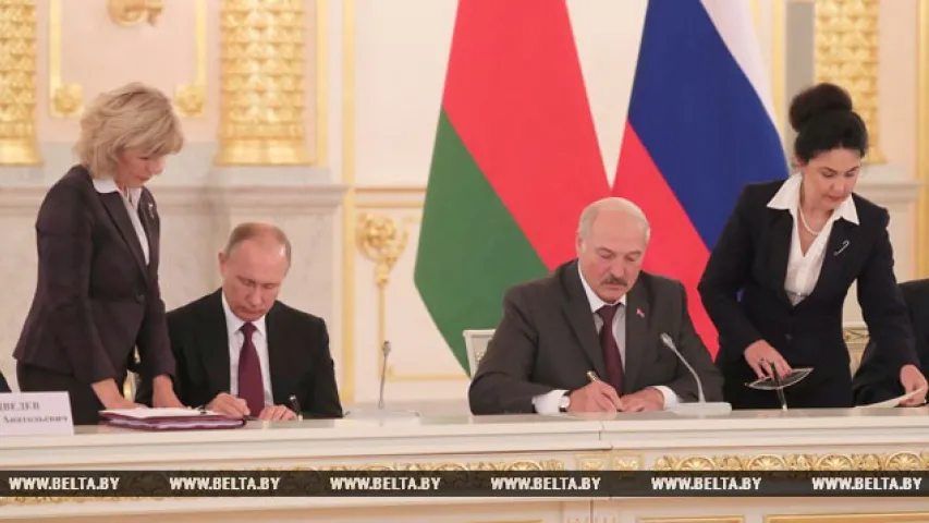 Лукашэнка вяртаецца з Масквы