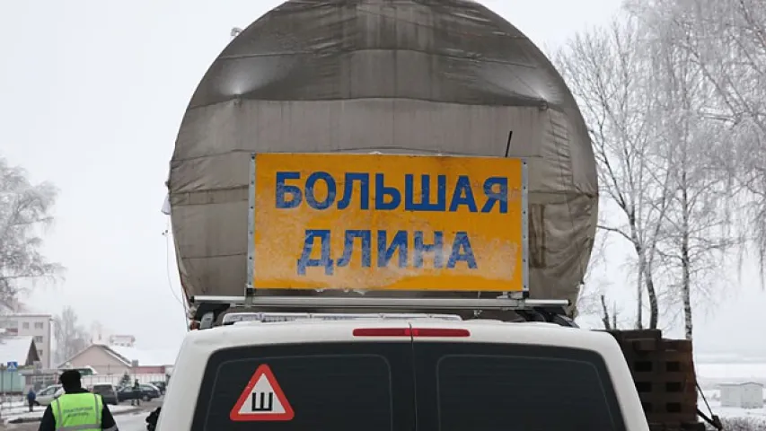 Як па Гарадоцкім раёне 40-метровы аўтацягнік вёз абсталяванне для АЭС (відэа)