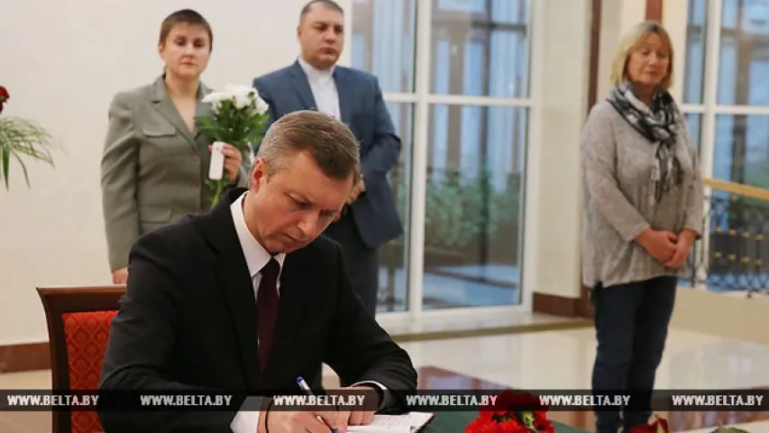 Беларускі прэм'ер і міністры наведалі расійскае пасольства (фота, відэа)