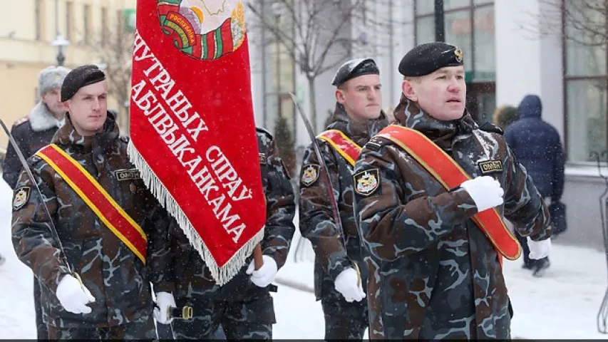 Па цэнтры Гродна прайшлі АМАПаўцы з шаблямі (фота)