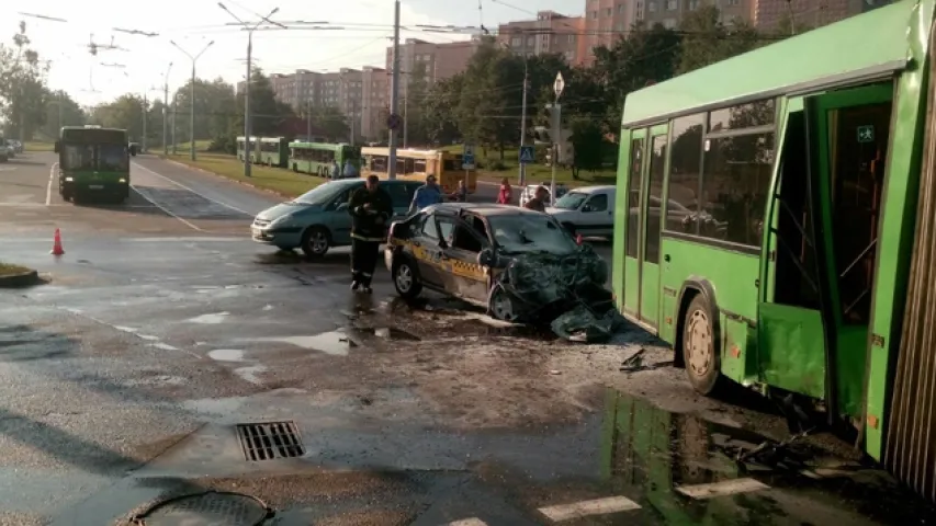 У аўтааварыі ў Мінску загінулі двое пасажыраў таксі