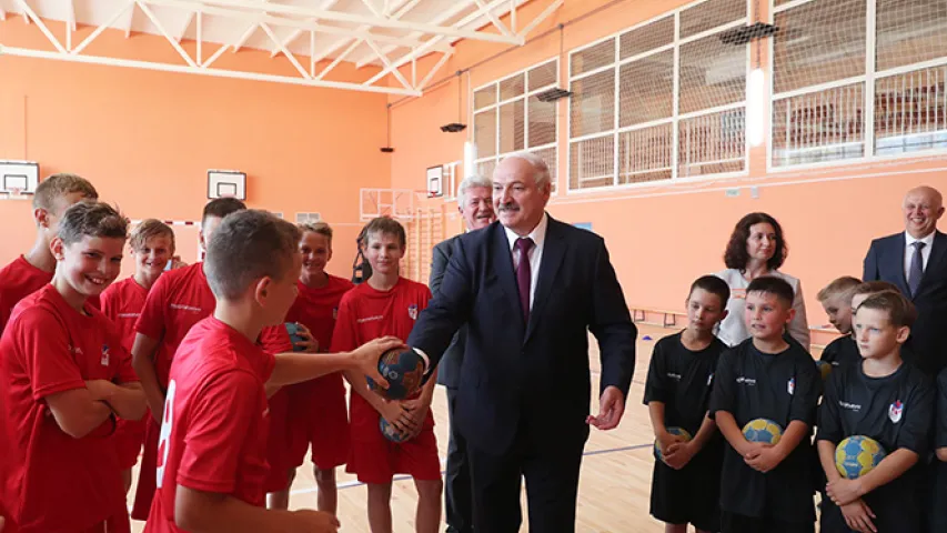 Лукашэнка здымаўся са школьнікамі: вясёлыя фота
