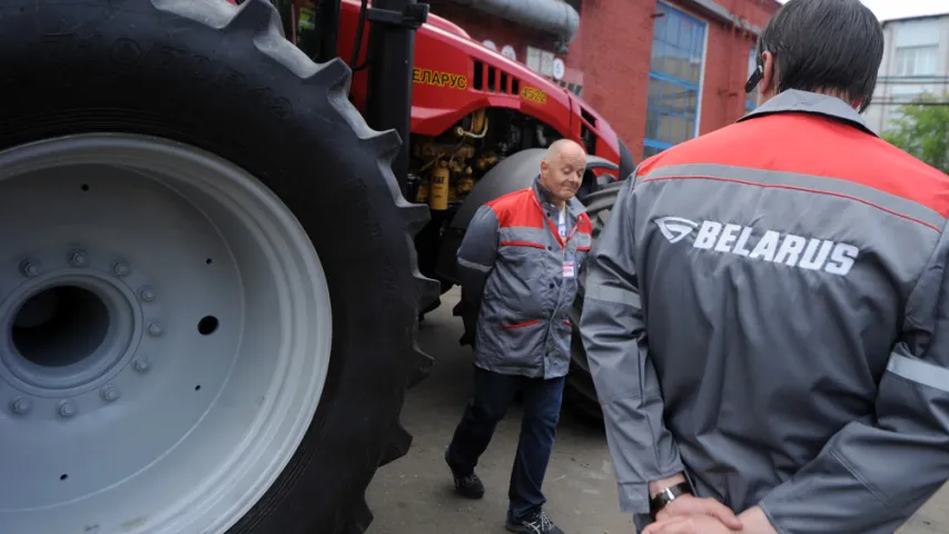 На МТЗ трактар "Беларус" упершыню сабралі турысты (фота)