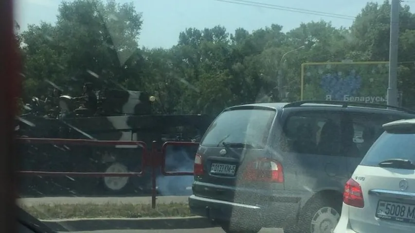 У Мінску танк зламаў агароджу і пакінуў сляды на асфальце (фота)