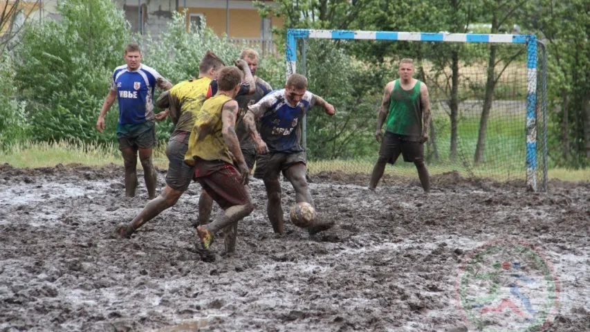 У Смаргоні прайшоў турнір па балотным футболе (фота, відэа)