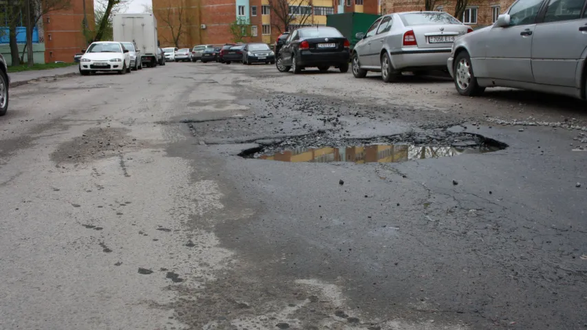 Видишь ли раны в асфальте? 13 самых бездонных ям на дорогах Могилёва