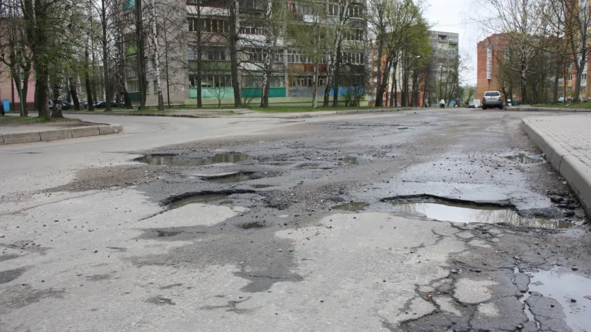 Видишь ли раны в асфальте? 13 самых бездонных ям на дорогах Могилёва