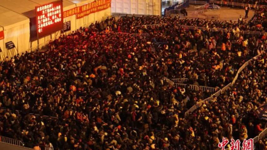 У Кітаі ў выніку снегападаў на вакзалах застаюцца дзясяткі тысяч чалавек (фота)