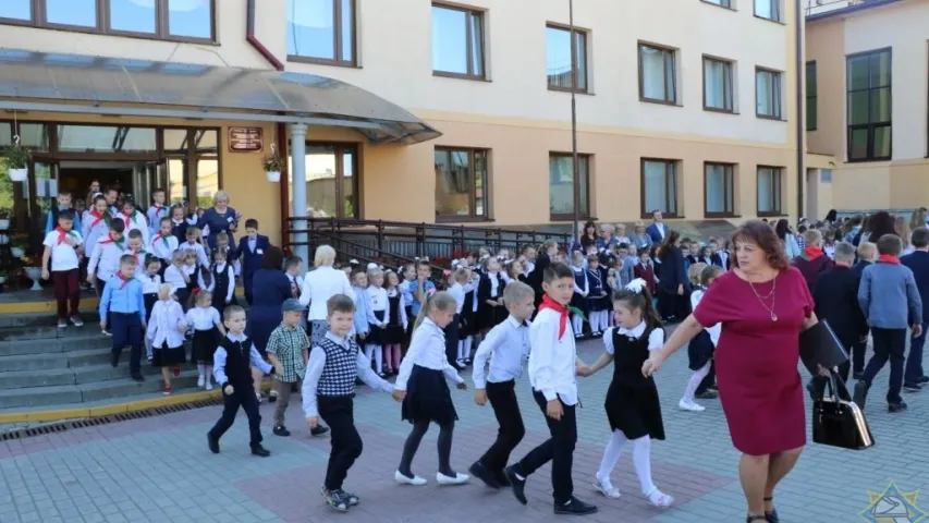 У Воранаве сотні школьнікаў стаялі на плошчы ў форме трох лічбаў