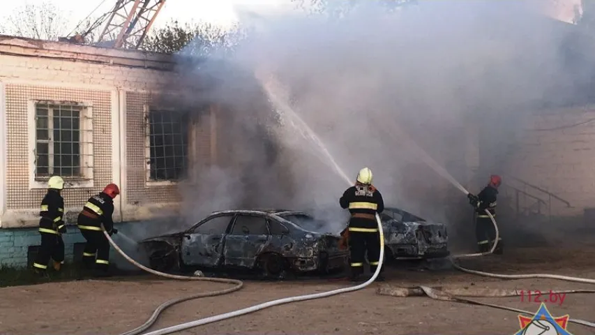 У Мінску згарэлі два легкавікі, сярод версій — падпал (фота)