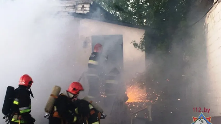 У Мінску згарэлі два легкавікі, сярод версій — падпал (фота)