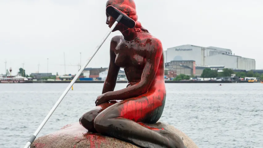 У Капенгагене аблілі чырвонай фарбай знакамітую статую Русалачкі. Фота