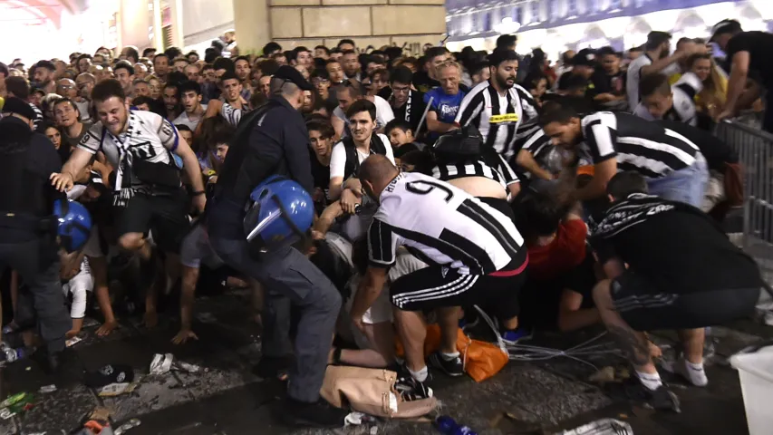Каля тысячы футбольных фанатаў пацярпелі ў цісканіне Турыне