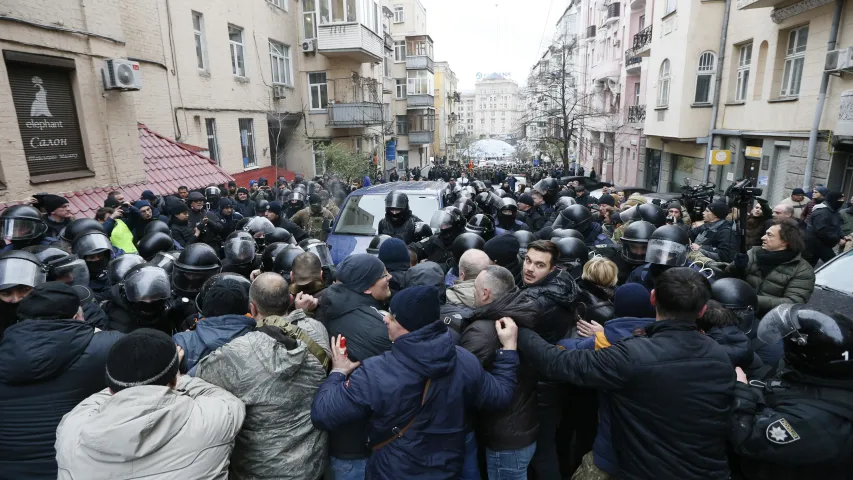 З’явілася відэа затрымання Міхаіла Саакашвілі на даху дома ў Кіеве