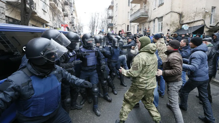 З’явілася відэа затрымання Міхаіла Саакашвілі на даху дома ў Кіеве