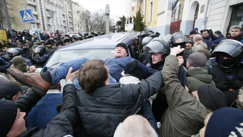 З’явілася відэа затрымання Міхаіла Саакашвілі на даху дома ў Кіеве