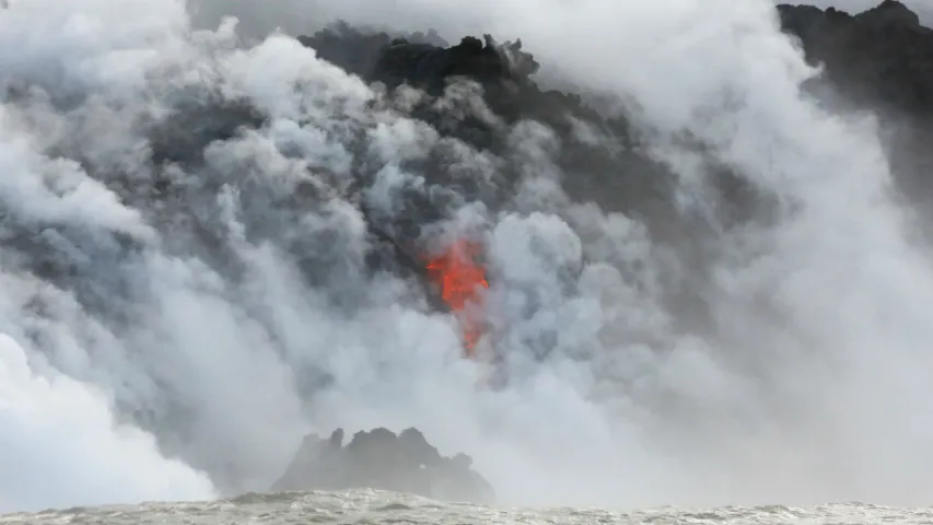На востраве Гаваі лава дасягнула акіяну (фотарэпартаж)
