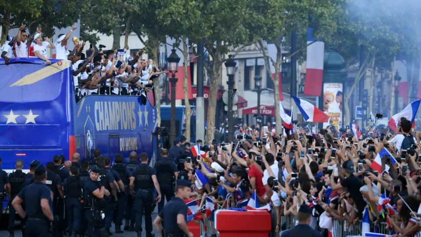 Як 300 тысяч заўзятараў віталі футбольную зборную Францыі (фота, відэа)