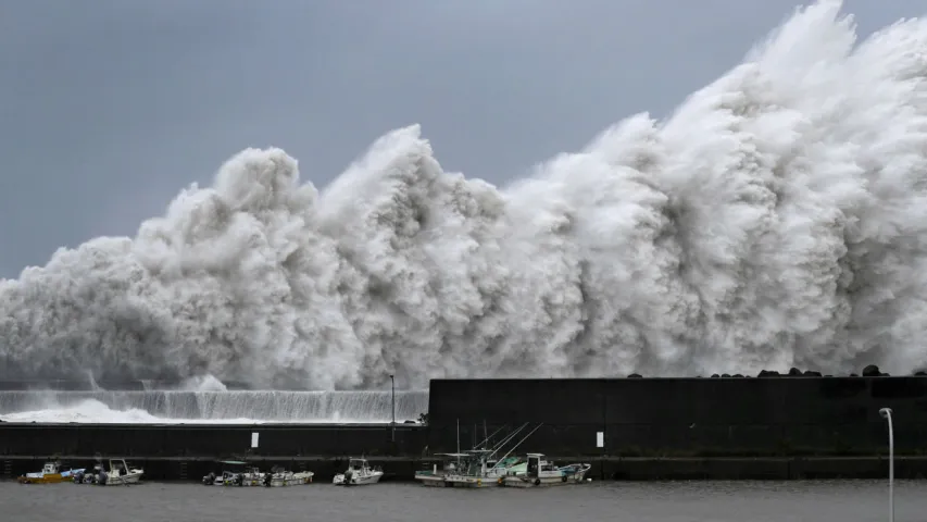 Магутны тайфун "Джэбі" абрынуўся на Японію (фота, відэа)