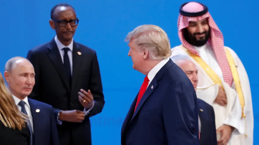 На саміце G20 Трамп не ўтрымаўся і паглядзеў у бок Пуціна (фота)
