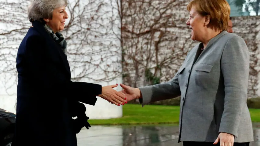 У Берліне Меркель чакала, пакуль Мэй вызваляць з аўтамабіля (відэа)