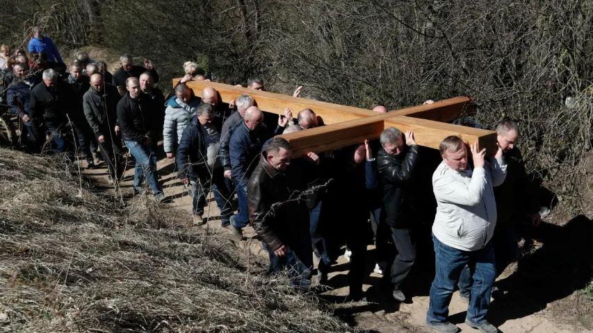 Як у Ашмянах усталёўвалі 400-кілаграмовы крыж (фота)