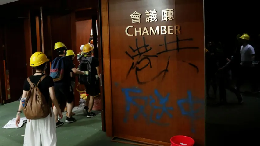 У Ганконгу пратэстоўцы захоплівалі парламент (фота, відэа)