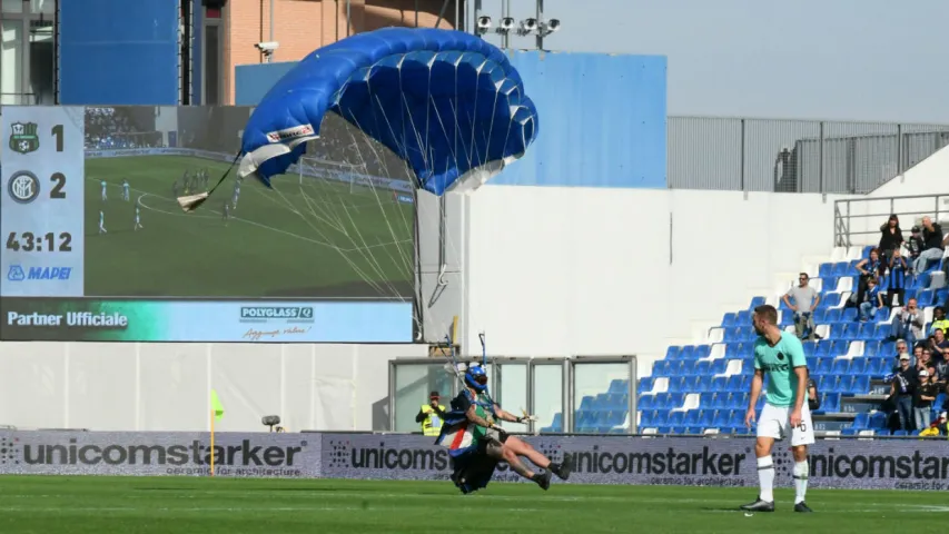 У Італіі парашутыст прызямліўся на поле падчас футбольнага матча