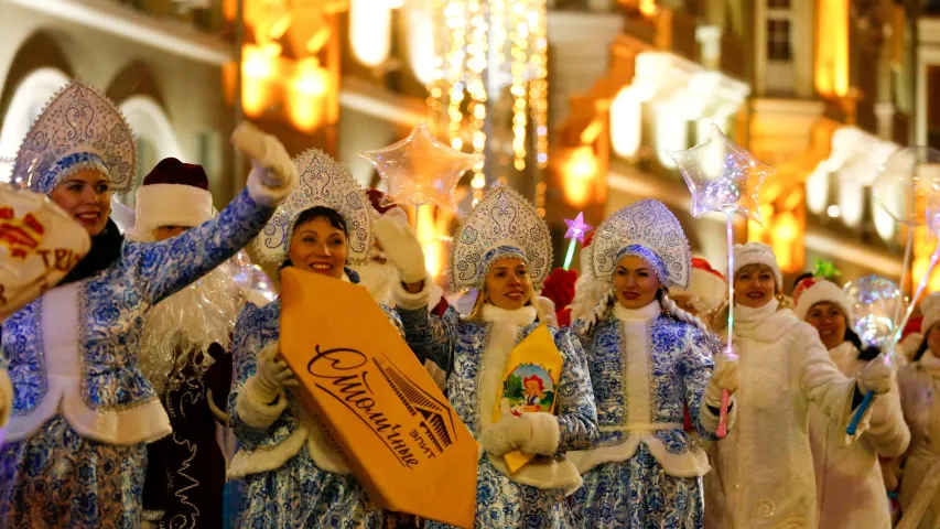 Белые медведи и Снегурочка на тракторе: как прошёл парад Дедов Морозов в Минске