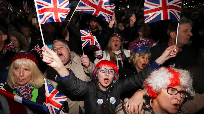 Уличные гуляния и растоптанные флаги: как Великобритания попрощалась с Европой