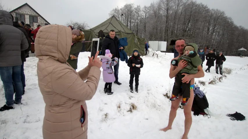 Сотні гродзенцаў акунуліся на Вадохрышча (фотарэпартаж)