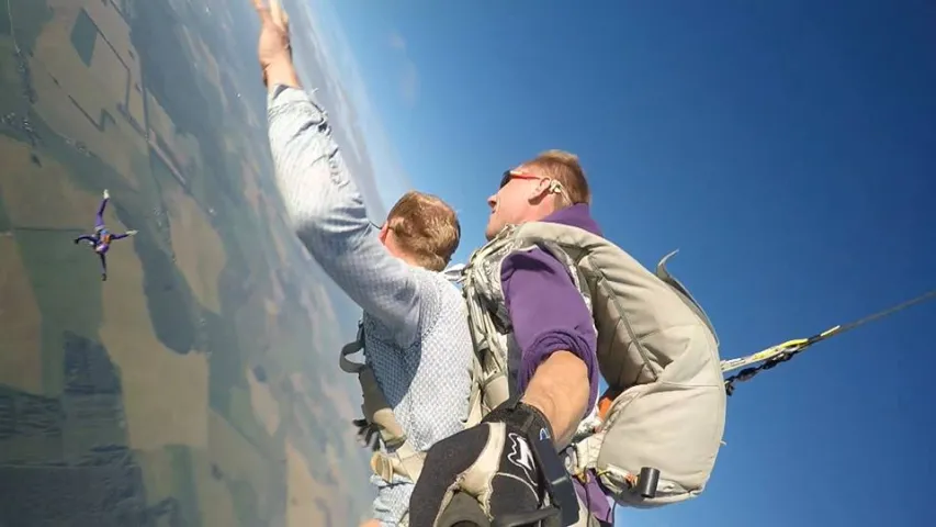 Інвалід-калясачнік з Ліды Саша Аўдзевіч скокнуў з парашутам (фота, відэа)