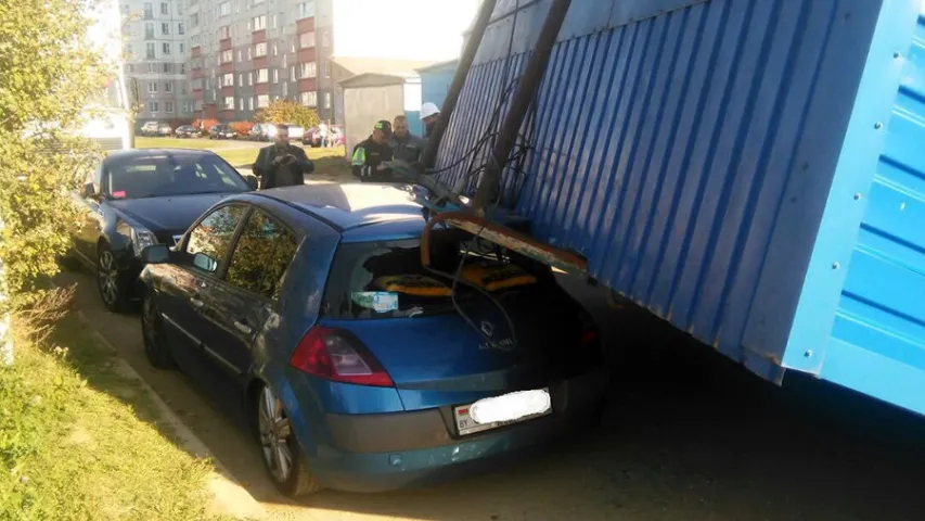 У Мінску на Renault з паўпрычэпа ўпала бытоўка (фота)